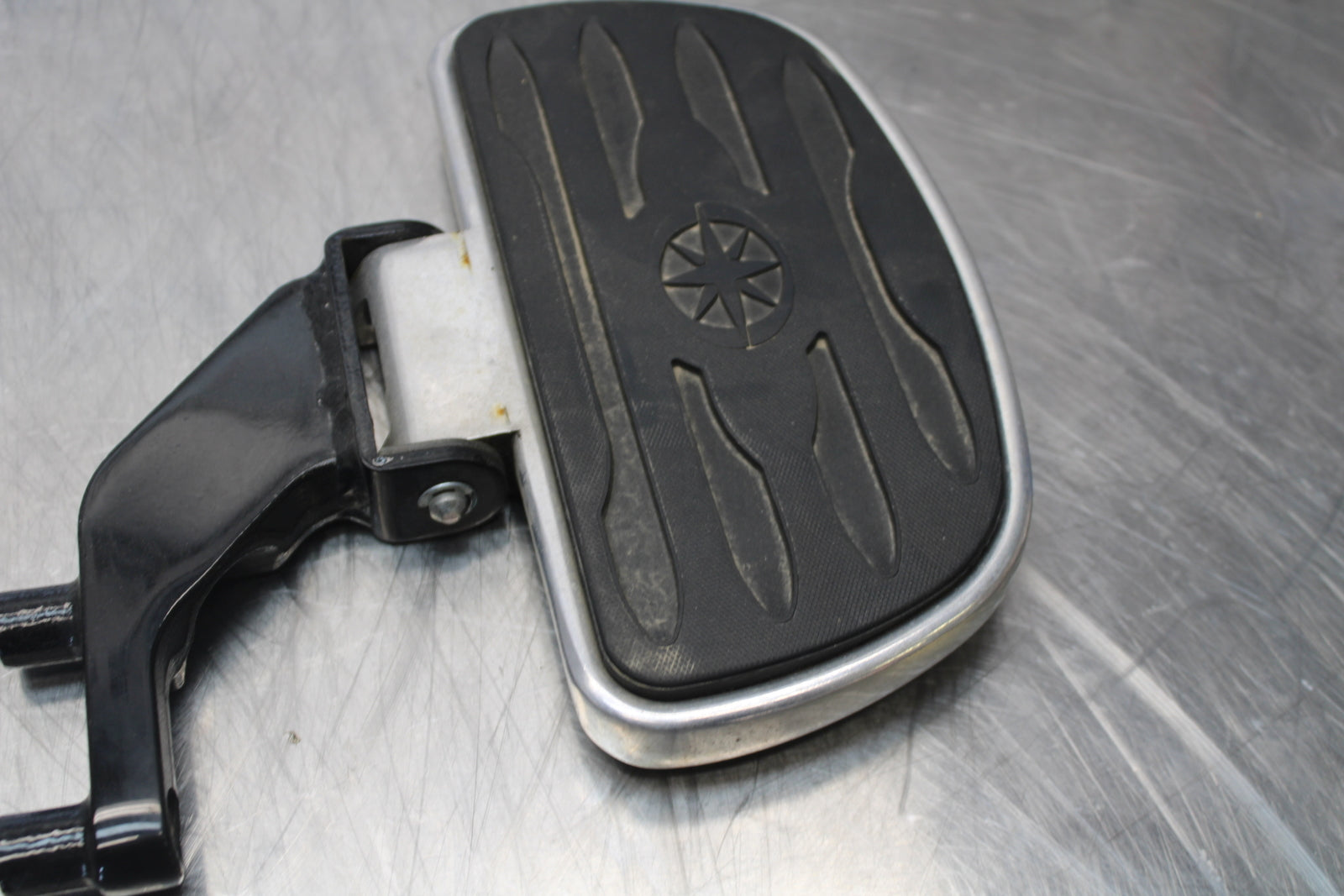 09 YAMAHA ROYAL STAR XVZ1300TF VENTURE REAR PASSENGER FOOT STEP PEG SET BB151