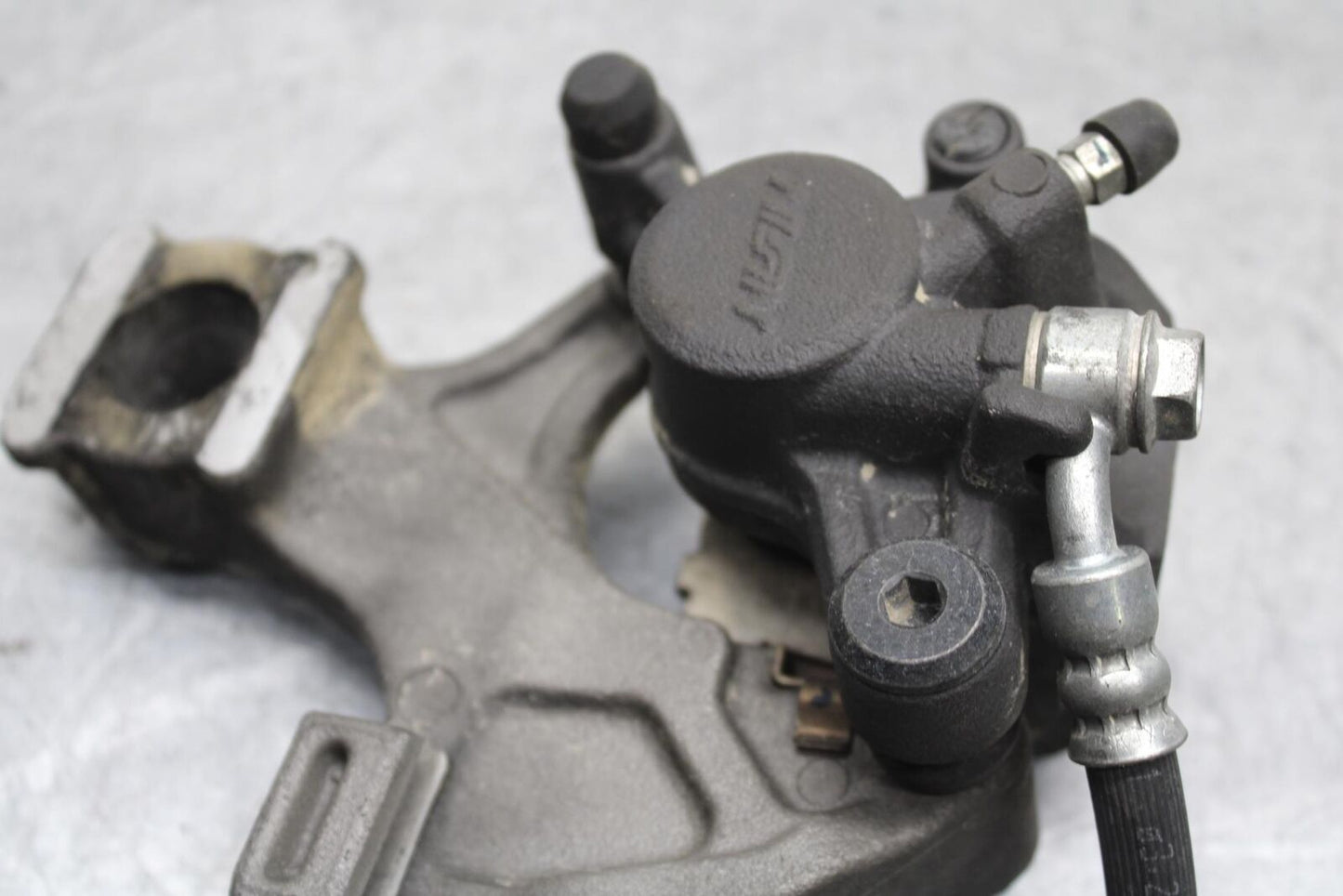 11-23 SUZUKI GSXR 750 REAR BACK BRAKE CALIPER W MOUNT BRACKET BB630