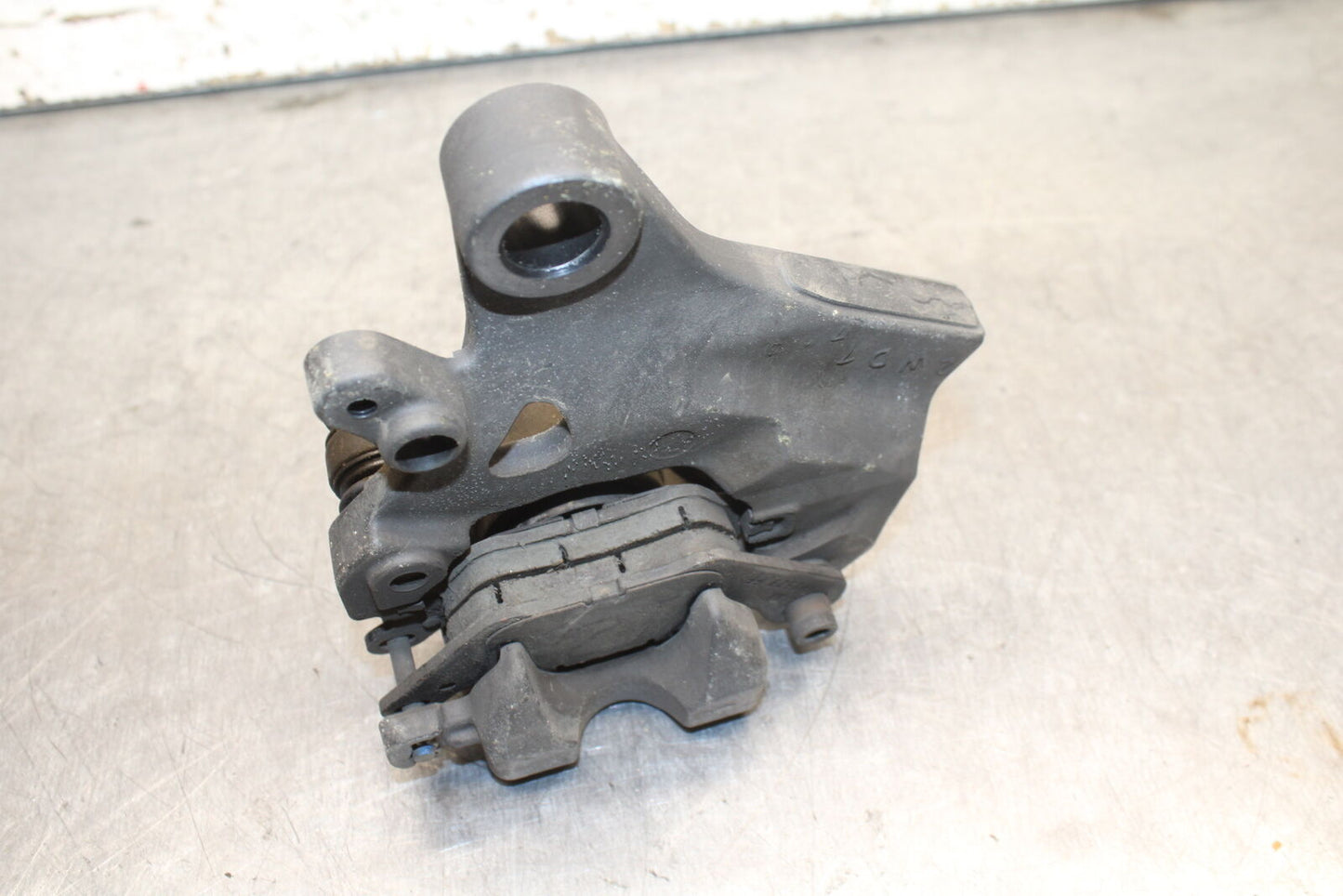 15-17 YAMAHA YZF R3 REAR BACK BRAKE CALIPER W MOUNT BRACKET BB111