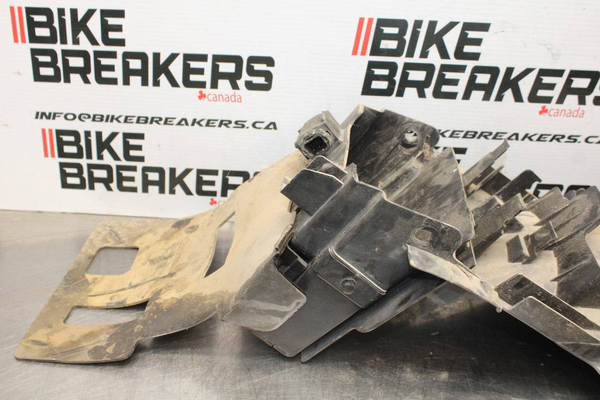 06 SUZUKI SV650S REAR BACK TAIL UNDERTAIL BATTERY TRAY PLASTIC BB783
