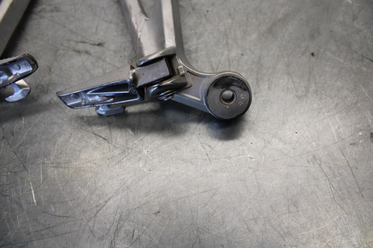 15-21 SUZUKI GSXR600 REAR BACK PASSENGER PEG SET PAIR BB437