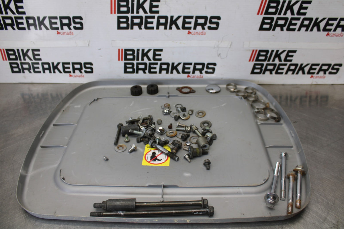 03 HONDA SHADOW SPIRIT 750 VT750DC MOUNTING BOLTS HARDWARE SCREWS BB907