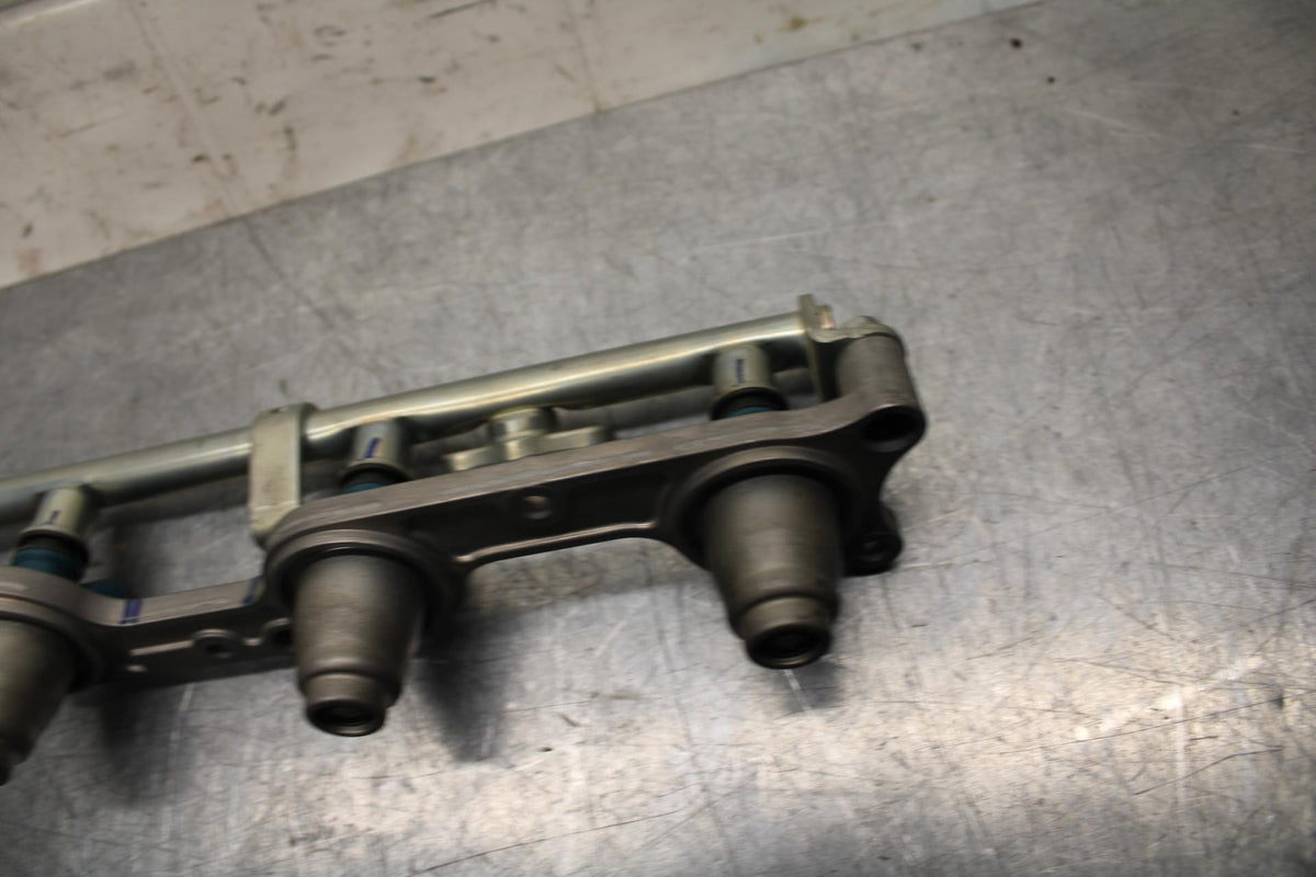 06-07 HONDA CBR1000RR SECONDARY FUEL INJECTORS TOP AIRBOX GAS RAIL BB75
