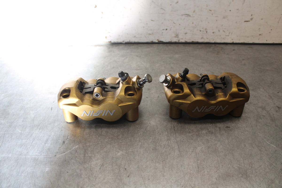 07-08 TRIUMPH DAYTONA 675 RIGHT LEFT FRONT BRAKE CALIPER SET PAIR CALIPERS BB685